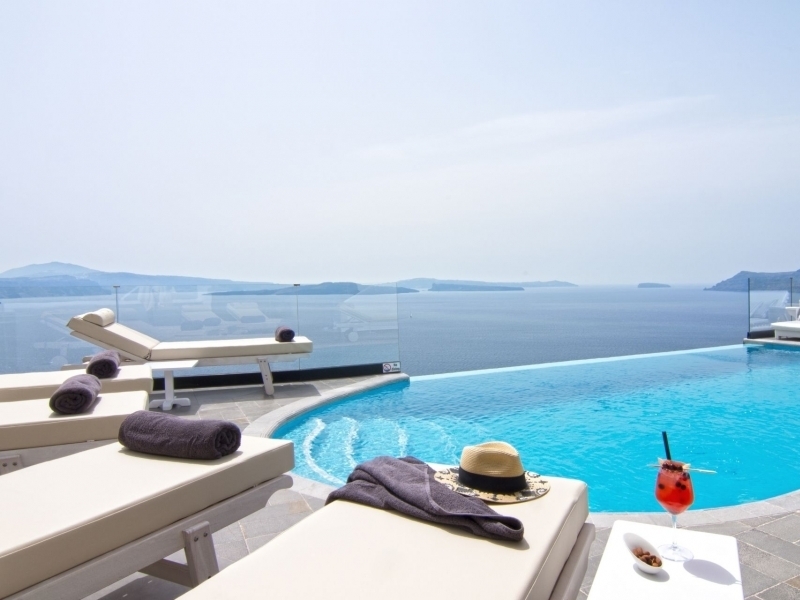 SANTORINI SECRET SUITES & SPA